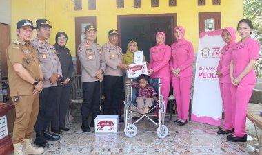 Kapolres Metro Bekasi dan Ketua Bhayangkari Cabang Metro Bekasi Serahkan Kursi Roda untuk Dua Warga Disabilitas di Tambelang