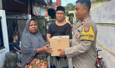 Door to Door Kapolsek Bekasi Barat Berikan Bantuan Paket Sembako kepada Janda Lansia