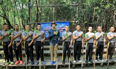 Taruna Bhayangkara Hijaukan Negeri Lewat Aksi Penanaman 100 Pohon Bakau di Jakarta Utara
