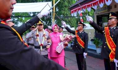 Tradisi Pedang Pora, Momen Haru Pelepasan dan Penyambutan Kapolres Pekalongan Baru