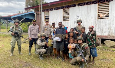 Satgas Ops Damai Cartenz Sambangi Kampung Apom Kiwirok, Salurkan Bantuan Bibit Tanaman dan Alat Tulis