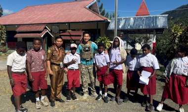 Kebersamaan Satgas Operasi Damai Cartenz dengan Anak-Anak di SD Negeri Mulia, Puncak Jaya