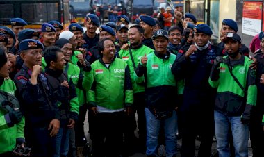 Aksi Damai Ojol peluk dan salami Brimob Kwitang, Wujud Keakraban