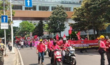 Brimob Polda Metro Jaya Amankan Aksi GEBRAK di Jalan Medan Merdeka Selatan