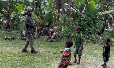 Tebar Keceriaan, Satgas Damai Cartenz Bermain Bola Bersama Anak-anak Puncak Jaya