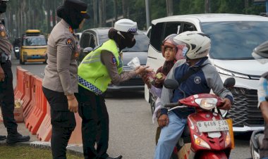 Hari Jadi Polwan ke-77, Kapolres Metro Bekasi Bagikan Bingkisan Bagi Pengguna Jalan