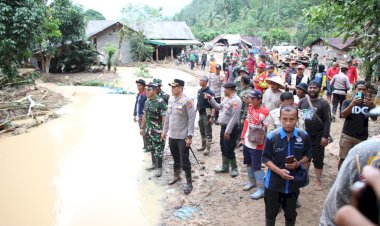 Polri Sigap Salurkan Bantuan Warga Terdampak Banjir Lampung Barat 