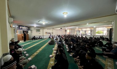Peringati Maulid Nabi, Brimob Polda Metro Jaya Berbagi Kebahagiaan dengan Anak Yatim