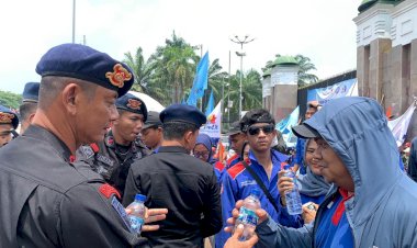 Brimob Polda Metro Jaya Tunjukkan Pengamanan Humanis di Aksi Unjuk Rasa Jakarta