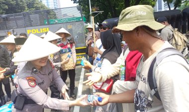 Peringati Hari Tani Nasional, Polisi Potong Tumpeng Bersama Massa Aksi di Jl. Merdeka Selatan Jakarta Pusat.