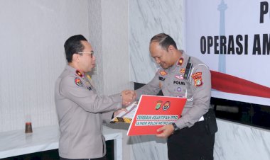 Kabid Humas Polda Metro Jaya Berikan Penghargaan untuk Personel Humas Berprestasi
