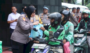 Jumat Peduli Polda Metro Jaya, Ojol Dapat Pesan Kamtibmas dari Polwan