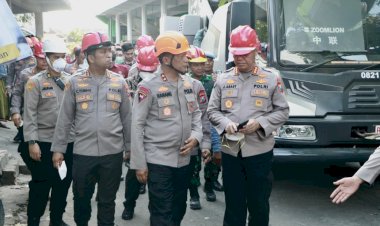 Kapolda Jatim Tinjau Evakuasi Korban Robohnya Bangunan Ponpes Al Khoziny di Sidoarjo