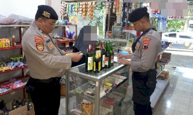 Polisi Sita Miras dari Toko dan Rumah Warga