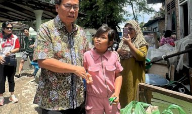 Anggota Komisi X DPR RI Sofyan Tan Gunakan Reses Untuk Kunjungi dan Bantu Korban Banjir Sungai Babura