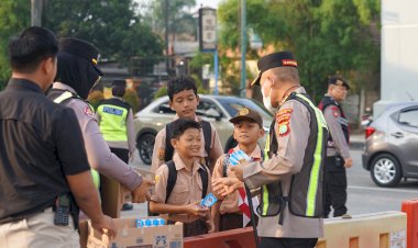 Kapolres Metro Bekasi Pimpin Yanmas Pagi, Bantu Penyeberangan & Bagikan Susu ke Pelajar di Jurong