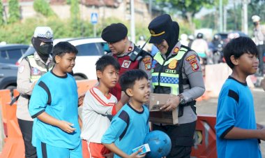 Kapolrestro Bekasi Turun Yanmas, Tertibkan Arus Pagi dan Bagikan Susu untuk Pelajar di TL Jurong