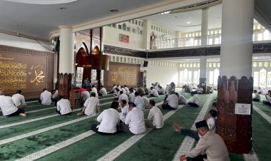 Ditbinmas Polda Metro Jaya Gelar Satu Jam Mengaji Bersama Polisi di Masjid Baitul Lathief Kemnaker