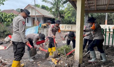 Satbrimob Polda Jawa Timur Perkuat Operasi Kemanusiaan Pasca Erupsi Semeru