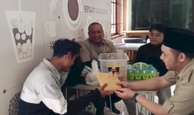 Jual Gorengan Keliling Sambil Kuliah, Mahasiswa Garut Ini Dapat Hadiah Wisuda dari Prabowo