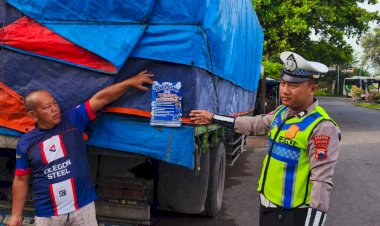 Satlantas Pekalongan Gencarkan Sosialisasi Operasi Zebra Candi, Bagikan Stiker di Jalan Raya