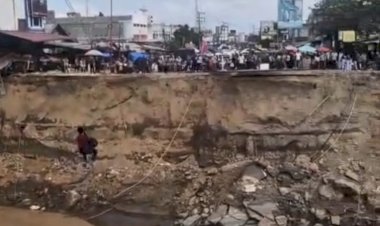 Brimob Aceh Pasang Tali Sling pada Jembatan Putus dan Geser Speed Boat untuk Mendukung Mobilitas Warga di Bireuen