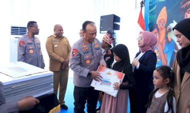 Polri Serahkan Bantuan Pendidikan bagi 10 Anak Korban KKB di Papua