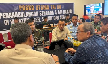 Mensesneg Prasetyo Hadi Tinjau Posko Bantuan di Lanud Halim, Pastikan Logistik untuk Sumatra Tersalur Tepat Waktu