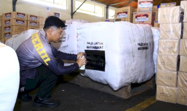 Slog Polri Percepat Distribusi Bantuan ke Tiga Provinsi Terdampak Bencana Melalui Jalur Udara dan Laut