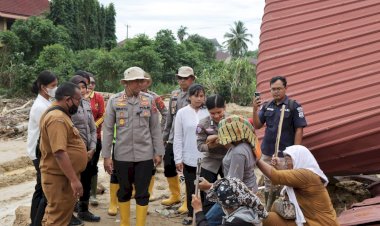 Polwan Tapteng Lupakan Selamatkan Harta Demi Evakuasi Tetangga dari Longsor