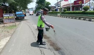 Tutupi Tumpahan Solar Pakai Pasir Di pinggir Jalan Demi Selamatkan Nyawa Pengendara