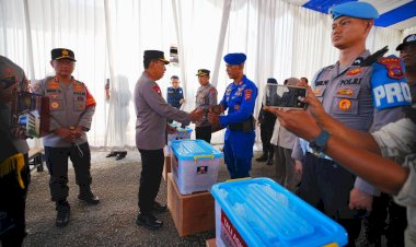 Kapolri Beri Motivasi dan Apresiasi kepada Anggota Polri Terdampak Bencana di Sumbar