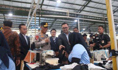 Moment Wakapolri Bagikan Sembako ke Ribuan Buruh di Industri Garmen Pemalang