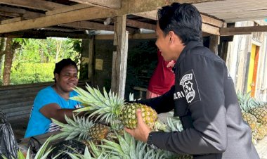 Aksi Nyata Satgas Ops Damai Cartenz Dukung Ekonomi Mama-Mama Papua Lewat Belanja Buah Lokal