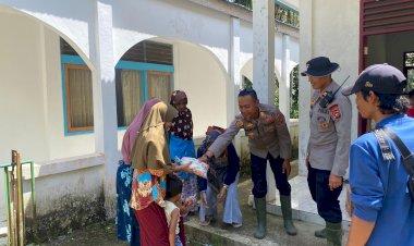 Satbrimob Polda Jambi Turun Langsung Salurkan Bantuan Kemanusiaan untuk Korban Banjir dan Longsor di Agam