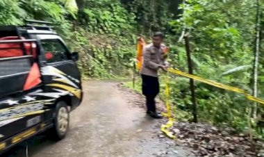 Bhabinkamtibmas Petungkriyono Pasang Garis Polisi di Jalur Rawan Longsor