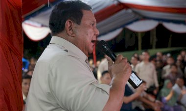 Momen Prabowo Panjatkan Doa Awal Tahun dan Didoakan Balik oleh Warga di Pengungsian Batu Hula
