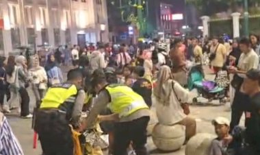 Aksi Humanis Polisi, Punguti Sampah Usai Perayaan Tahun Baru di Yogyakarta