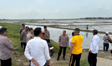 Dansat Brimob Polda Metro Jaya Hadir Dukung Program Kapolda Metro Jaya Melalui Peninjauan Rencana Jembatan Desa