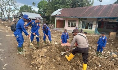 Personel Brimob Lanjutkan Bersih-bersih Rumah Warga dan Buat Saluran Air di Sumbar