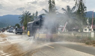 Cegah Risiko ISPA, Polres Aceh Selatan Terjunkan Water Cannon Bersihkan Debu Sisa Banjir