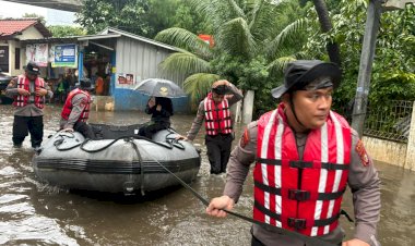 Polda Metro Jaya Evakuasi Warga Terdampak Banjir di Asrama Polisi Pondok Karya