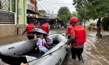 Brimob Metro Jaya Tanggap Dengan Ikhlas Bantu Warga Saat Banjir