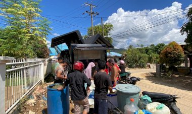 Brimob Polda Sumut Distribusikan Air Bersih ke Desa Sibuluan Nauli Pascabencana