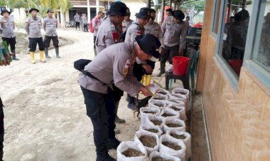 Manfaatkan Lumpur Banjir, Kapolda Aceh Serahkan Ribuan Karung Tanam Untuk Masyarakat Aceh Tamiang