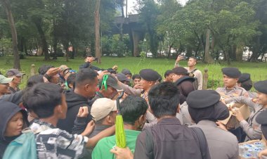 Polisi Bagikan Air Mineral dan Snack pada Pelayanan Unjuk Rasa Ojol