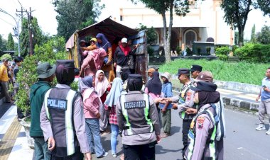 Ratusan Polisi Disiagakan, Warga Geruduk DPRD, Tuntut Kades Mundur Atas Dugaan Korupsi Dana Desa