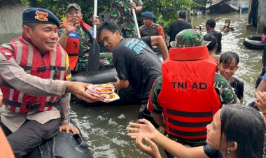 Brimob Polda Metro Jaya Evakuasi Warga Terdampak Banjir di Rawa Teratai, Jakarta Timur