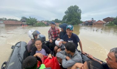 Brimob Polda Metro Jaya Sigap Evakuasi Warga Terdampak Banjir Kali Ulu Cikarang
