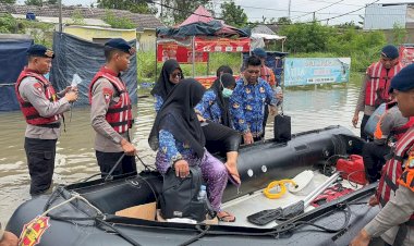 Emak-emak Hingga Nakes Naik Perahu Karet Brimob Sebrangi Banjir